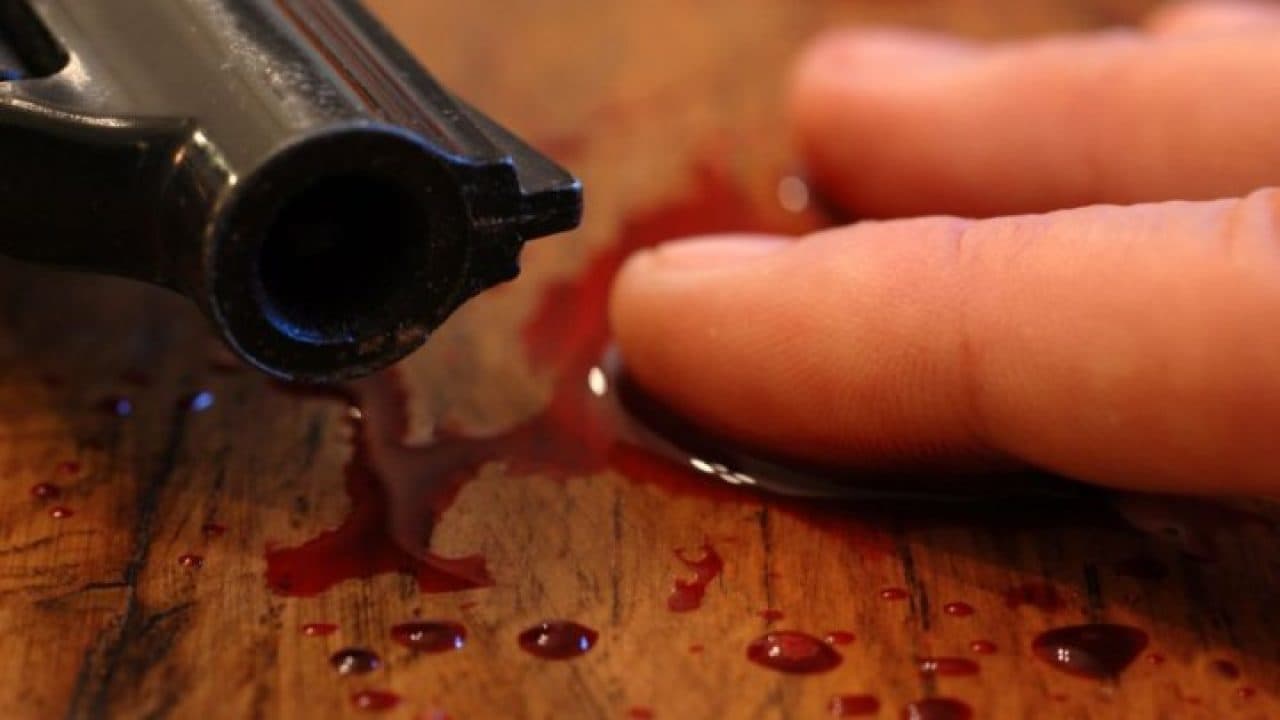 sinucidere_pistol_sange_49517000-1280×720