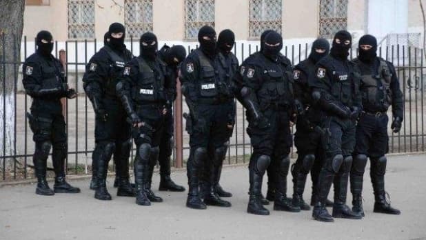 40 de persoane sunt anchetate într-un dosar de criminalitate organizată