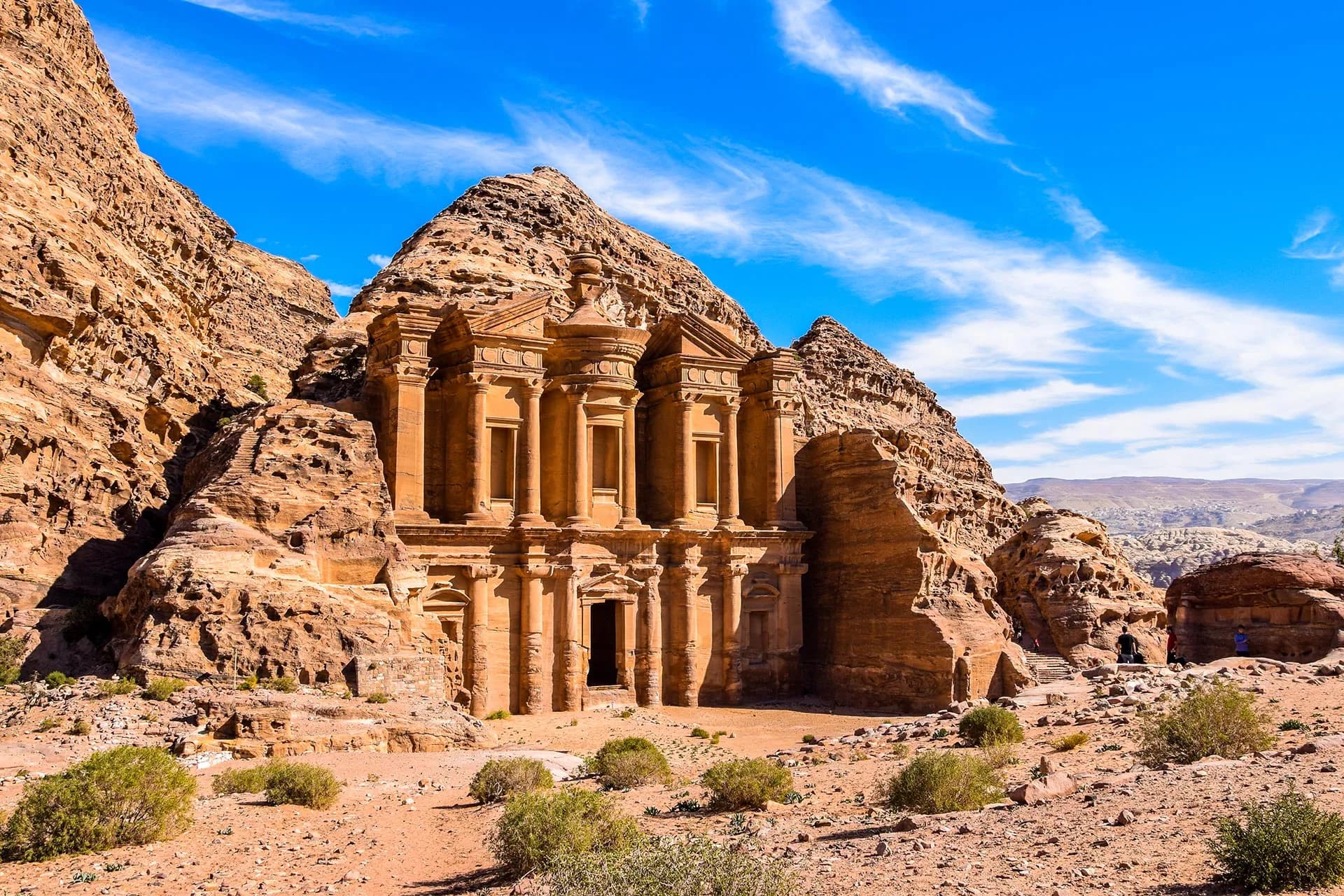 Petra - O minune a lumii antice în inima deșertului iordanian