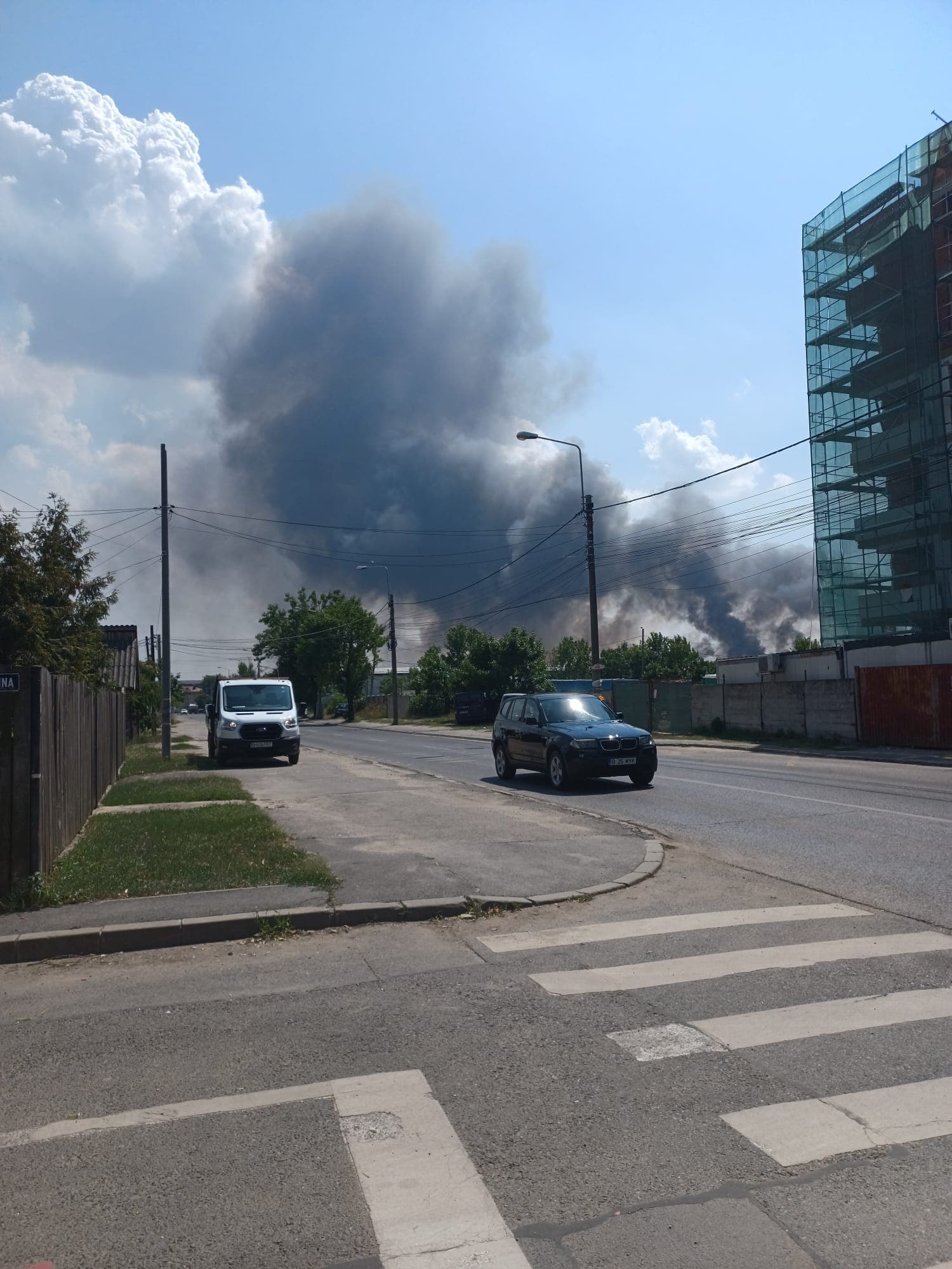 Incendiu puternic pe câmpul dintre Măgurele și Bragadiru (foto + filmare din drona)