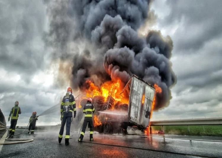 Un TIR a luat foc pe Autostrada Soarelui, pe direcția către Constanța