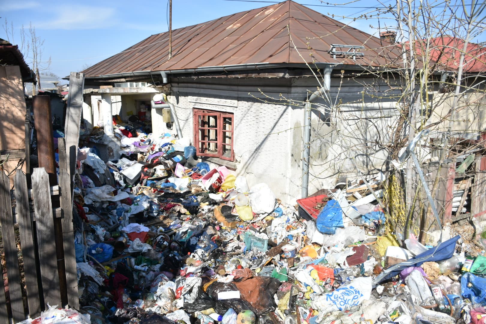 Bătrânul disparut de 4 Luni a fost găsit decedat în mijlocul deșeurilor pe care le-a colectat de-a — Societate
