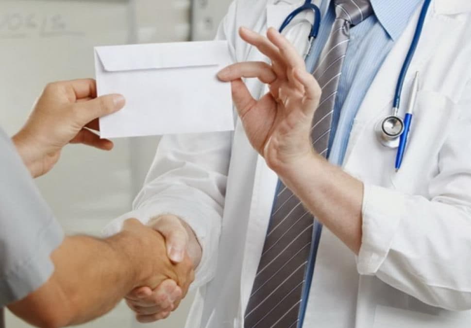 Un medic din Giurgiu a fost prins în flagrant când lua șpagă 900 de lei — Justiție