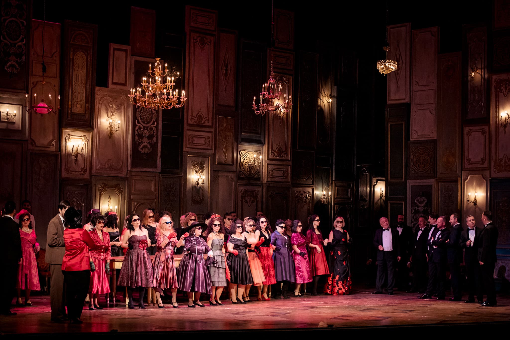 Cele mai îndrăgite spectacole de operă (La Traviata de Verdi și Tosca de Puccini) și balet (Lacul lebedelor de Ceaikovski), la mijloc de mai, pe scena Operei Naționale București