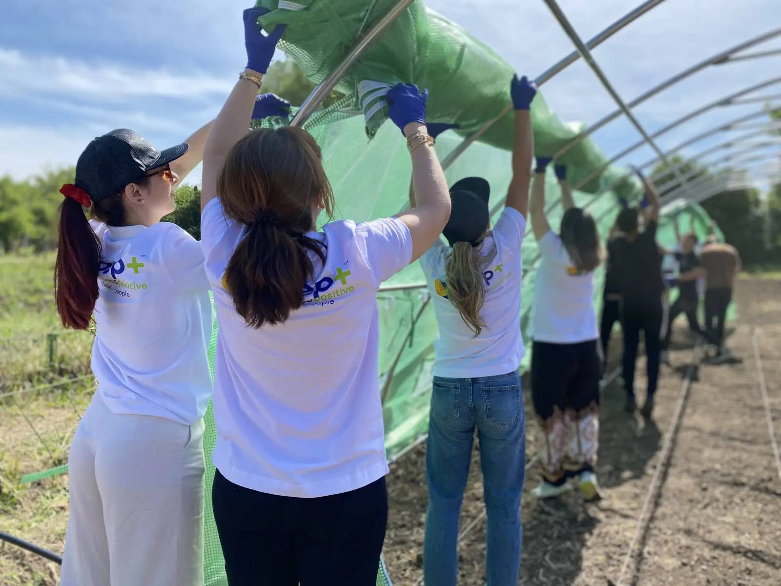 World Vision și PepsiCo au colaborat pentru a construi un solar și a amenaja o livadă la un liceu di — Societate