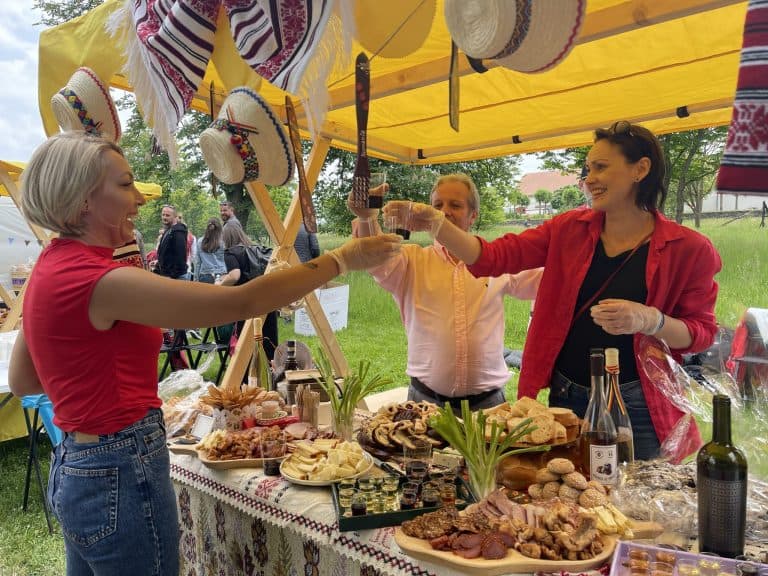 Argeș: Spectacole folclorice, produse tradiționale și voie bună la Târgul de meșteșuguri „ROD CU SPO — Evenimente