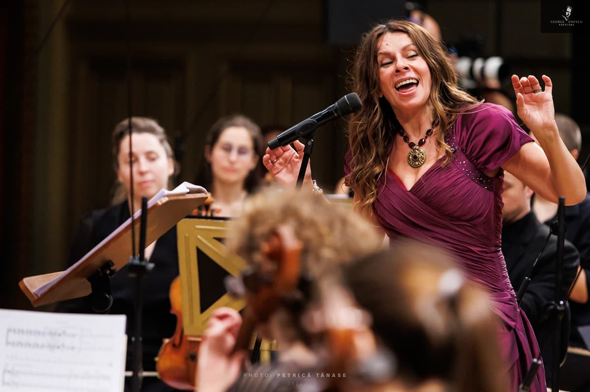 Artista de jazz Teodora Brody cântând alături de o orchestră, într-un concert din cadrul Festivalului Enescu 2023