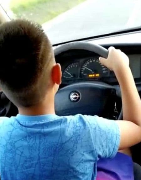 Iresponsabilitate. Un bărbat din Dâmbovița și-a lăsat copiii, de 10 și 12 ani, să conducă pe drumuri — Societate
