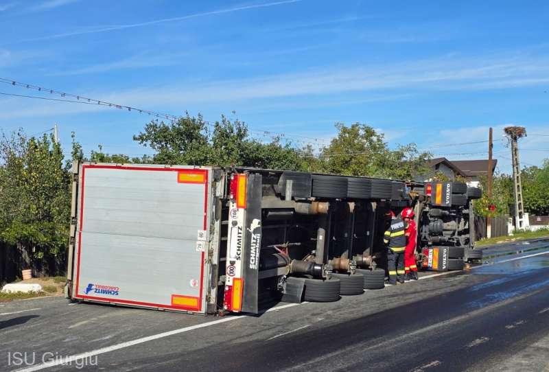 Un camion încărcat cu mobilă, condus de un șofer de naționalitate turcă, s-a răsturnat pe DN 61, în