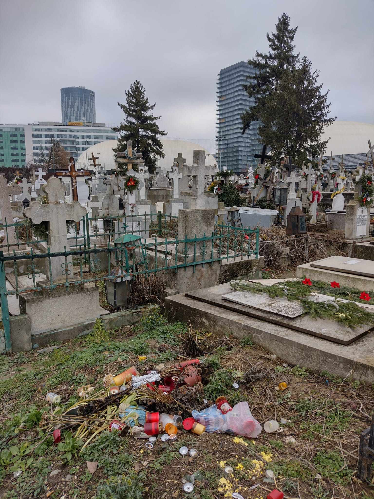 gunoaie in cimitir