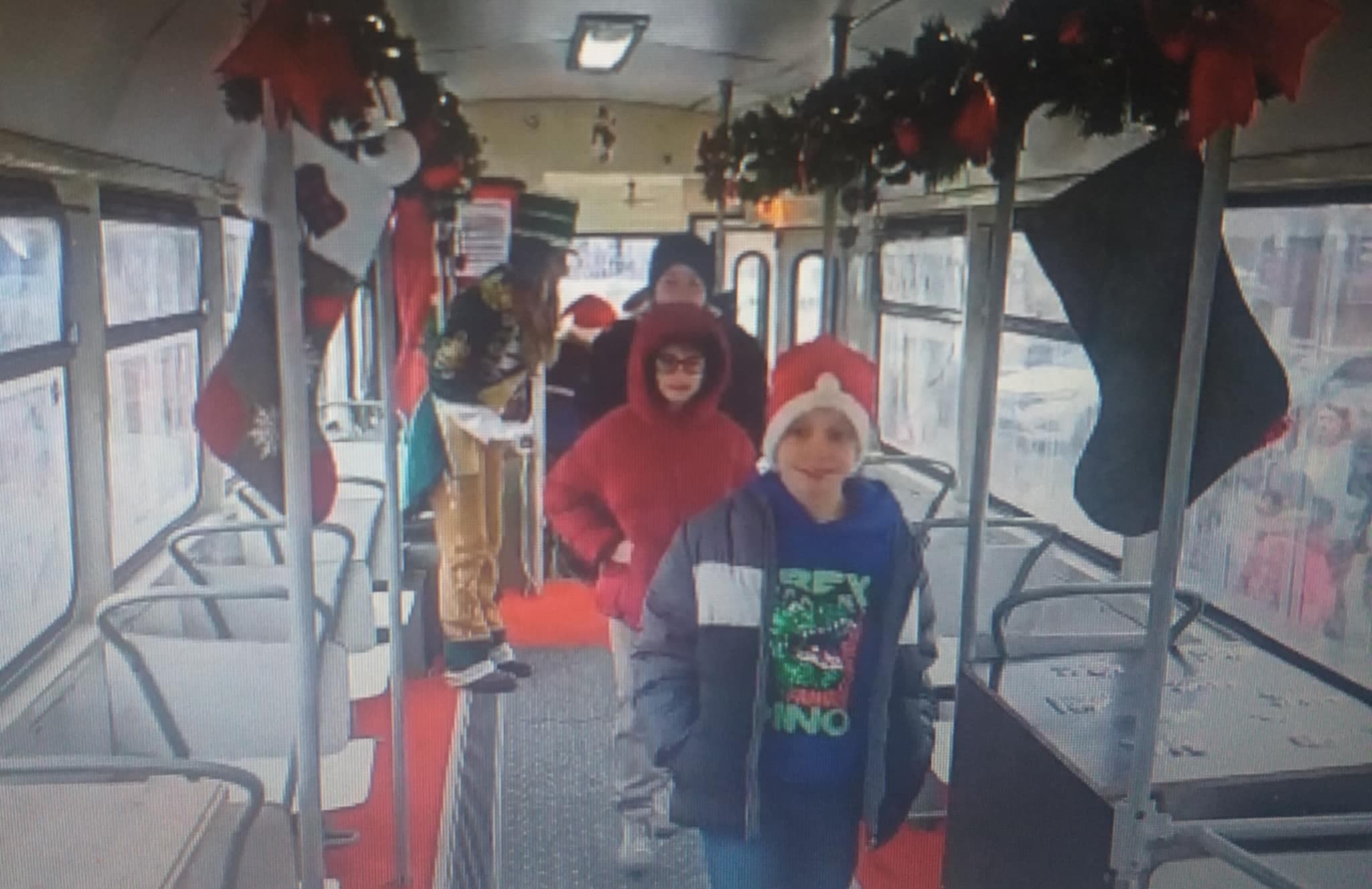 300 de copii defavorizați din București și Ilfov au primit cadouri de la Moș Crăciun, într-un tramvai special decorat