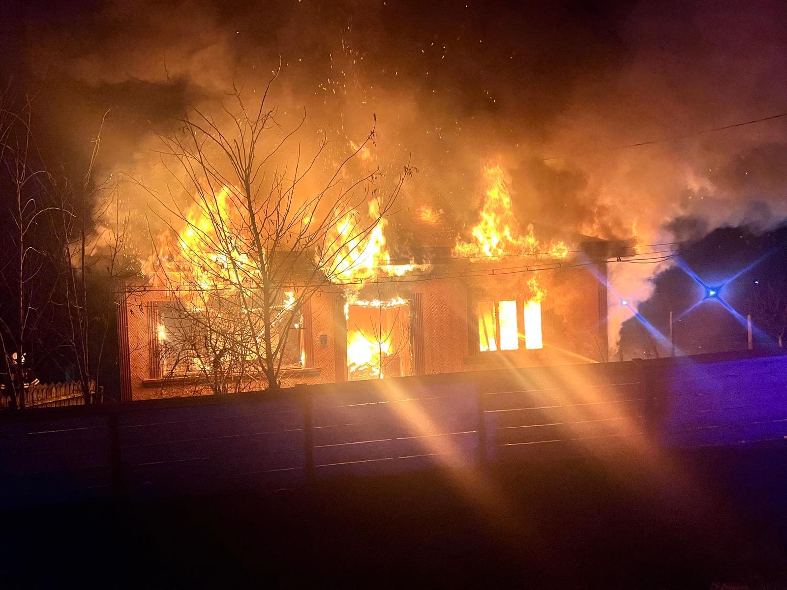 Incendiu în Sectorul 5 din Capitală: Două persoane rănite, transportate la spital — Societate