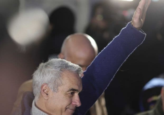 Gest controversat al lui Călin Georgescu la ieșirea de la Parchetul General. Experții: „Un salut al — Politică