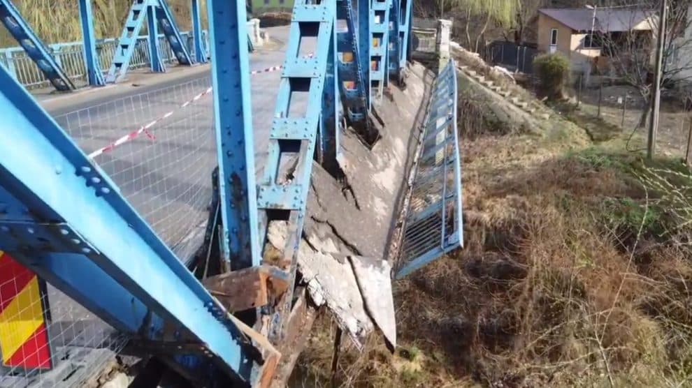Podul de la Nehoiu, vechi de 93 de ani, va fi dărâmat. Pericol pentru circulație.