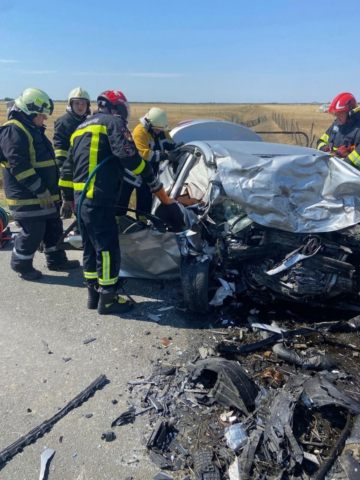Accident grav pe DN 7B, în județul Arad: Două persoane au decedat, iar patru au fost rănite, printre care doi minori