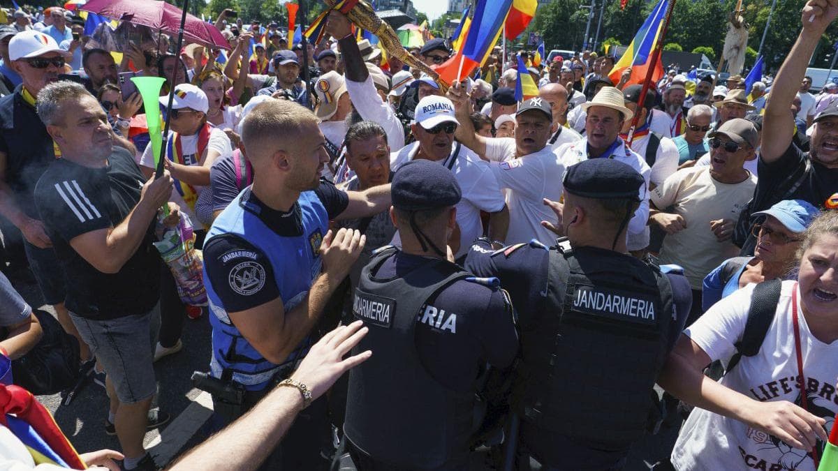 Violente La Mitingul Din Piata Victoriei foto Tudor Pana