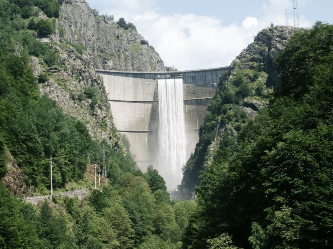 Hidroelectrica reumple controlat lacul Vidraru