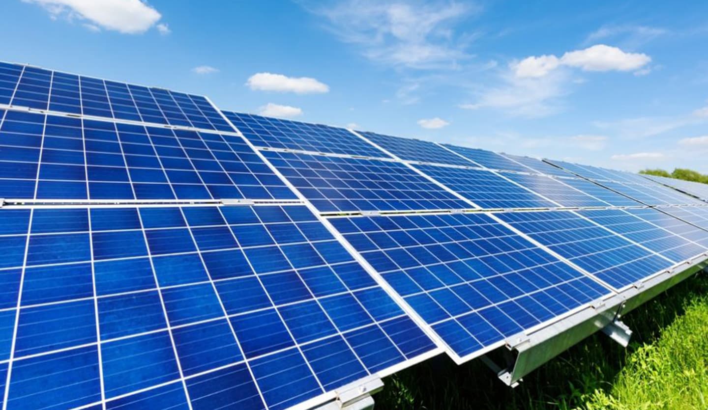 Panouri fotovoltaice montate pe acoperișul unei case, sub cerul liber