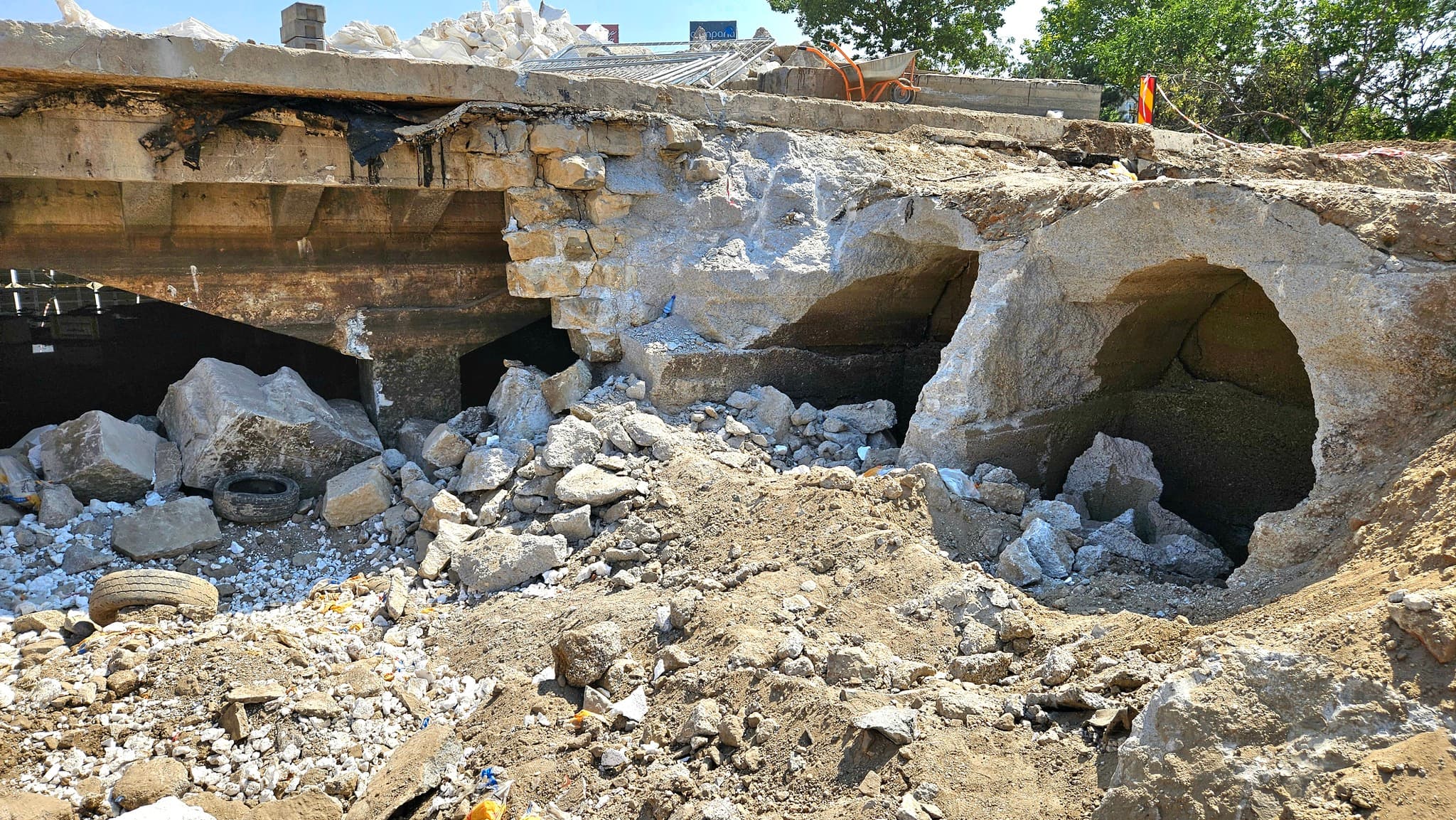 Descoperire pe șantierul Planșeului Unirii: elemente de construcție vechi, investigate de arheologi