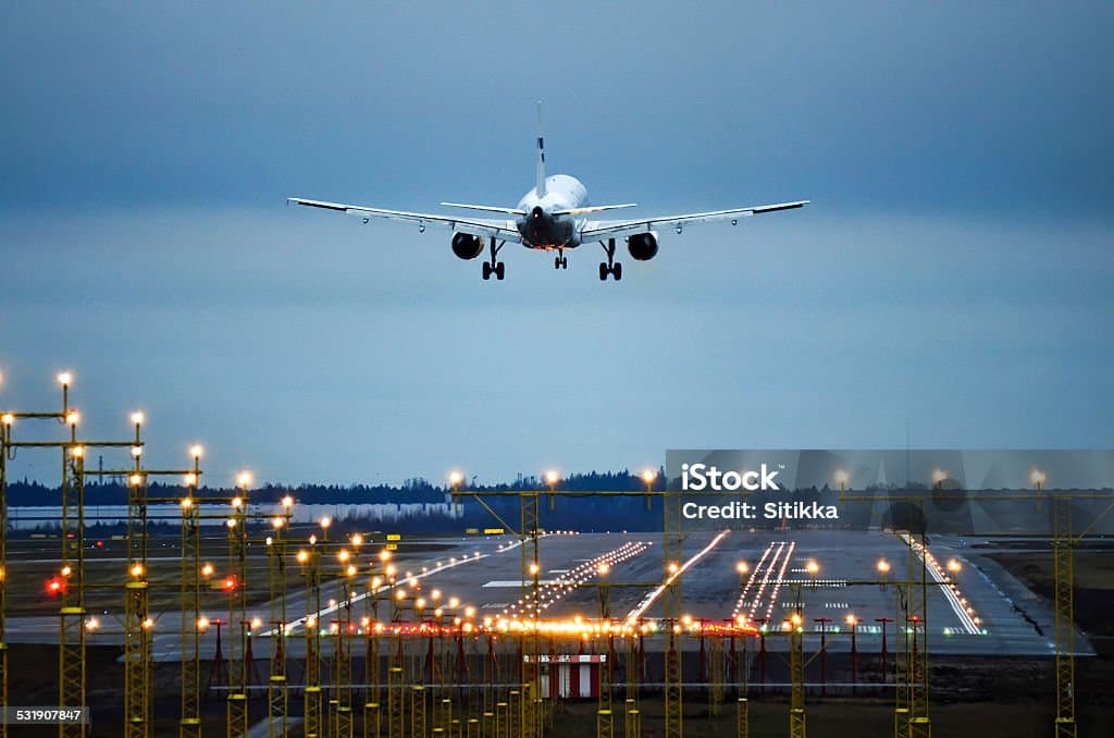 Incident aviatic la Auckland: un Boeing 737-800 al Qantas aterizează de urgență după alarmă de incendiu