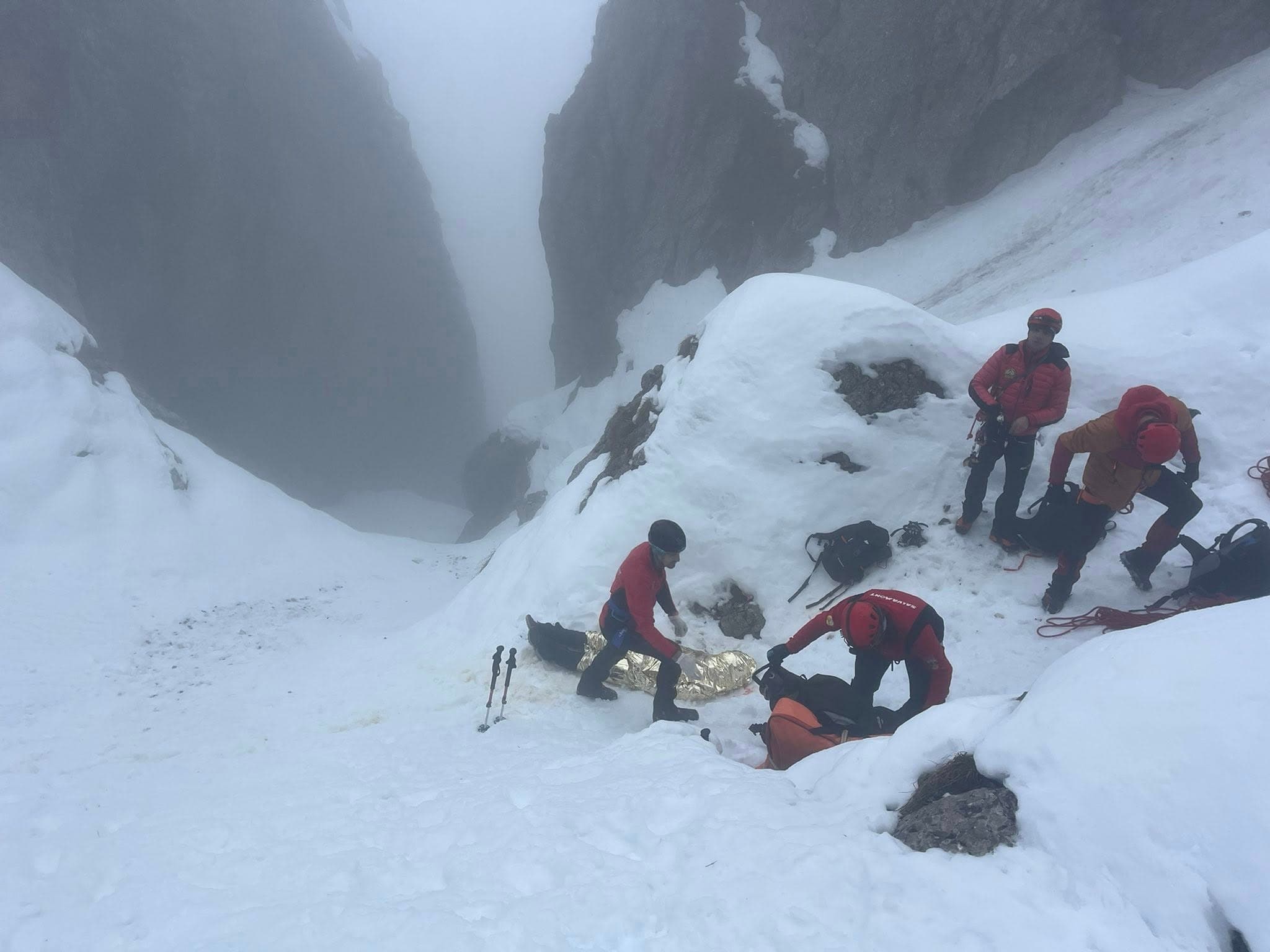 FOTO O femeie de 29 de ani a murit dupa ce a cazut 250 de metri intr o rapa in Muntii Piatra Craiului. Interventia care a durat 10 ore a fost extrem de dificila pentru salvamontistii din Zarnesti 1