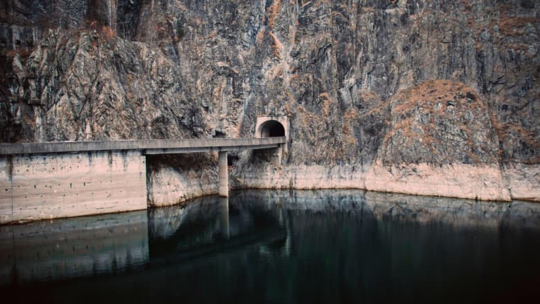 Exercițiu de deversare controlată a apei la lacul Vidraru: autoritățile fac apel la locuitori și tur — Societate