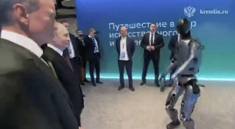 Putin si robotul dansator