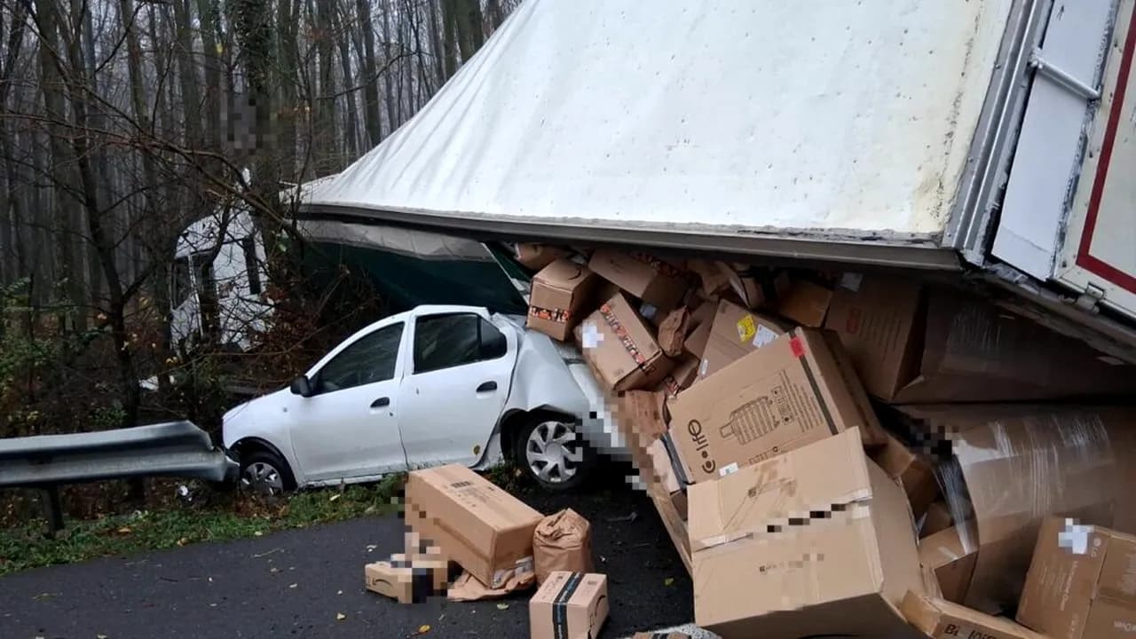 Accident spectaculos pe A1: Un TIR încărcat cu colete s-a răsturnat peste o mașină oprită pe banda de urgență