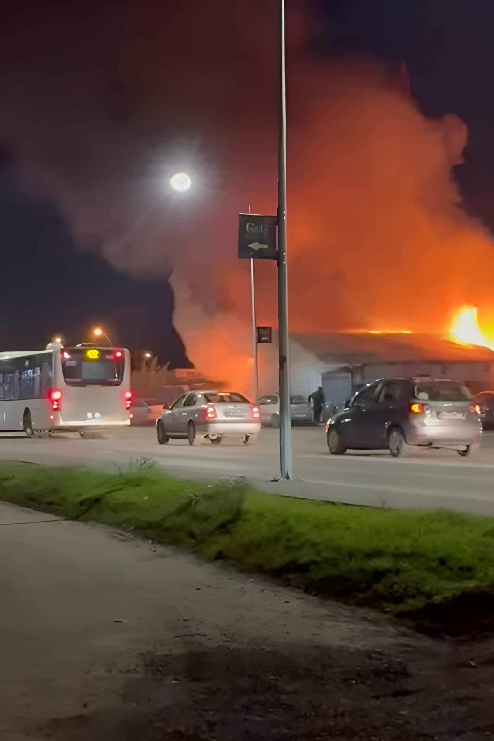 Incendiu puternic lângă București: flăcări uriașe pe Șoseaua Tudor Vladimirescu — Societate