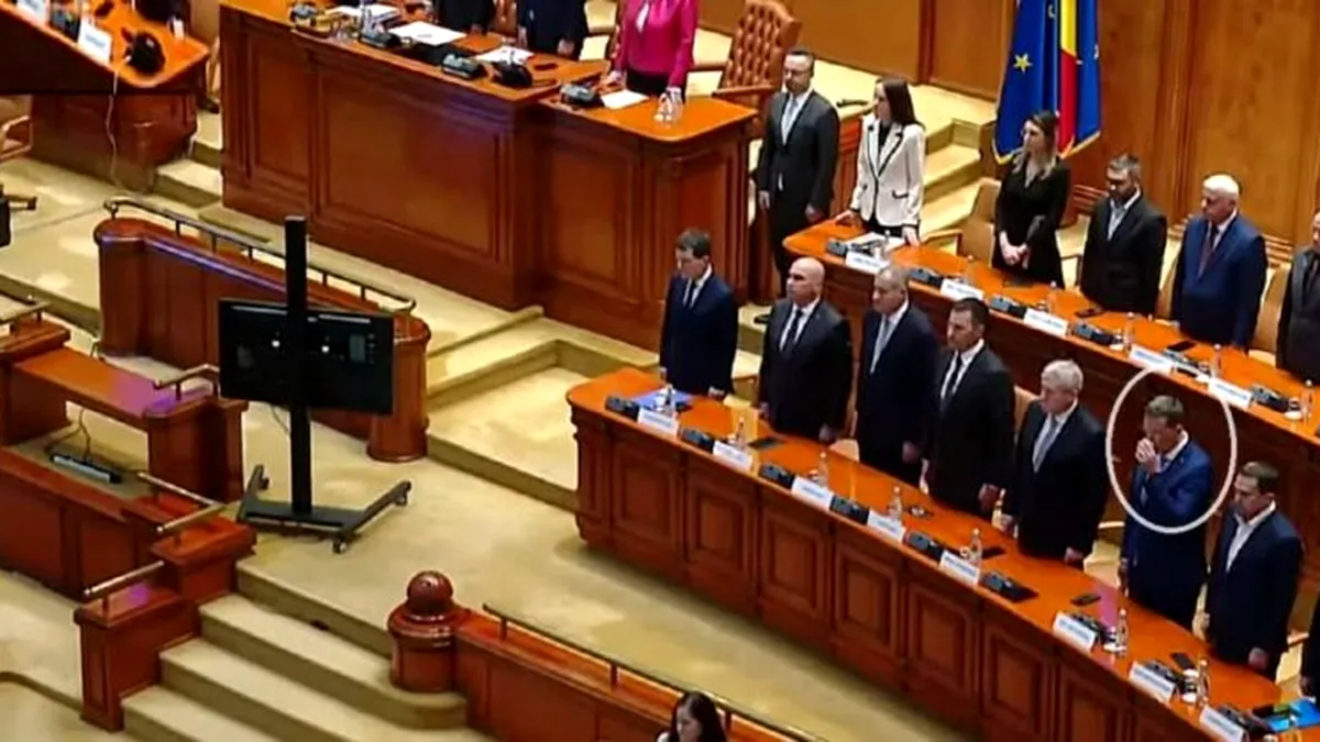 Ministrul Apărării, Ionuț Moșteanu, surprins bând cafea în timpul intonării imnului național în Parlament