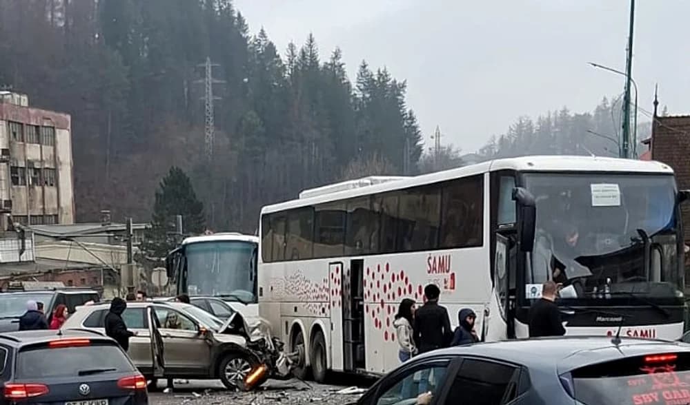 Accident la Sinaia: un autocar cu 71 de persoane s-a tamponat cu un autoturism