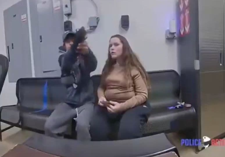 pistol indreptat asupra unui politis