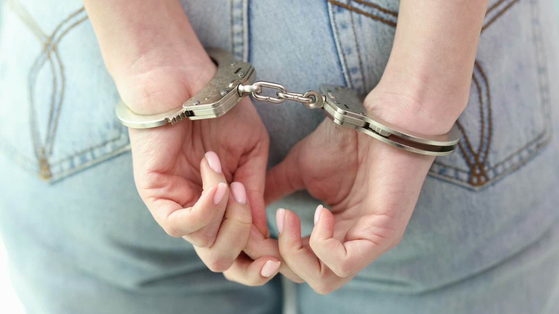 Mamă din Argeș, reținută după ce a încălcat ordinul de protecție privind propriul fiu minor — Justiție