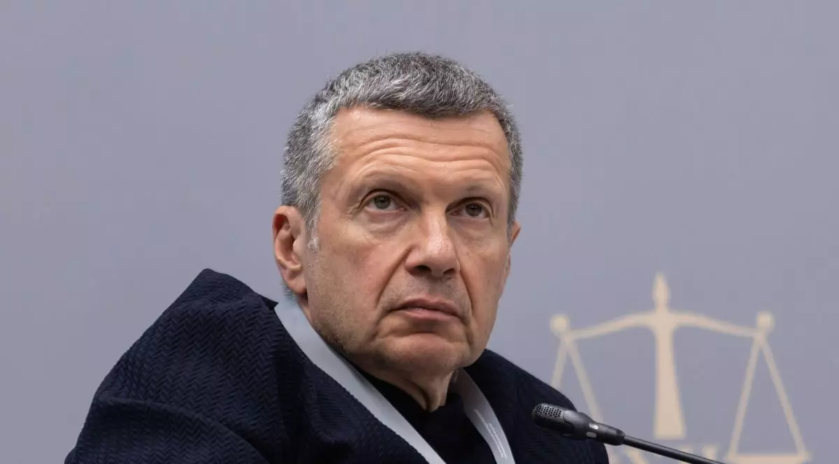 Vladimir Soloviov, prezentator pro-Kremlin, emoționat după ce a primit un premiu de la Vladimir Putin