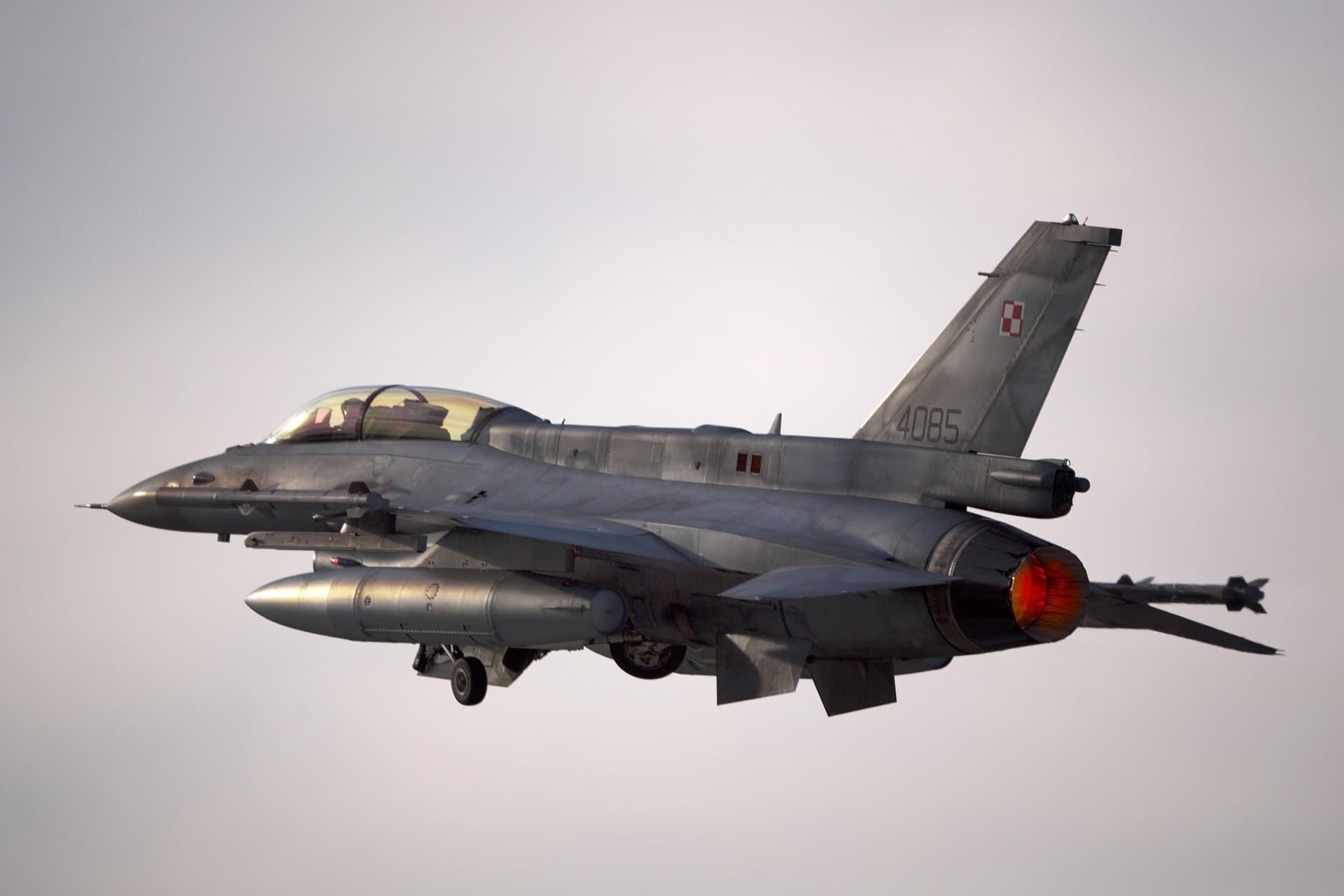 f16 7889288 1920