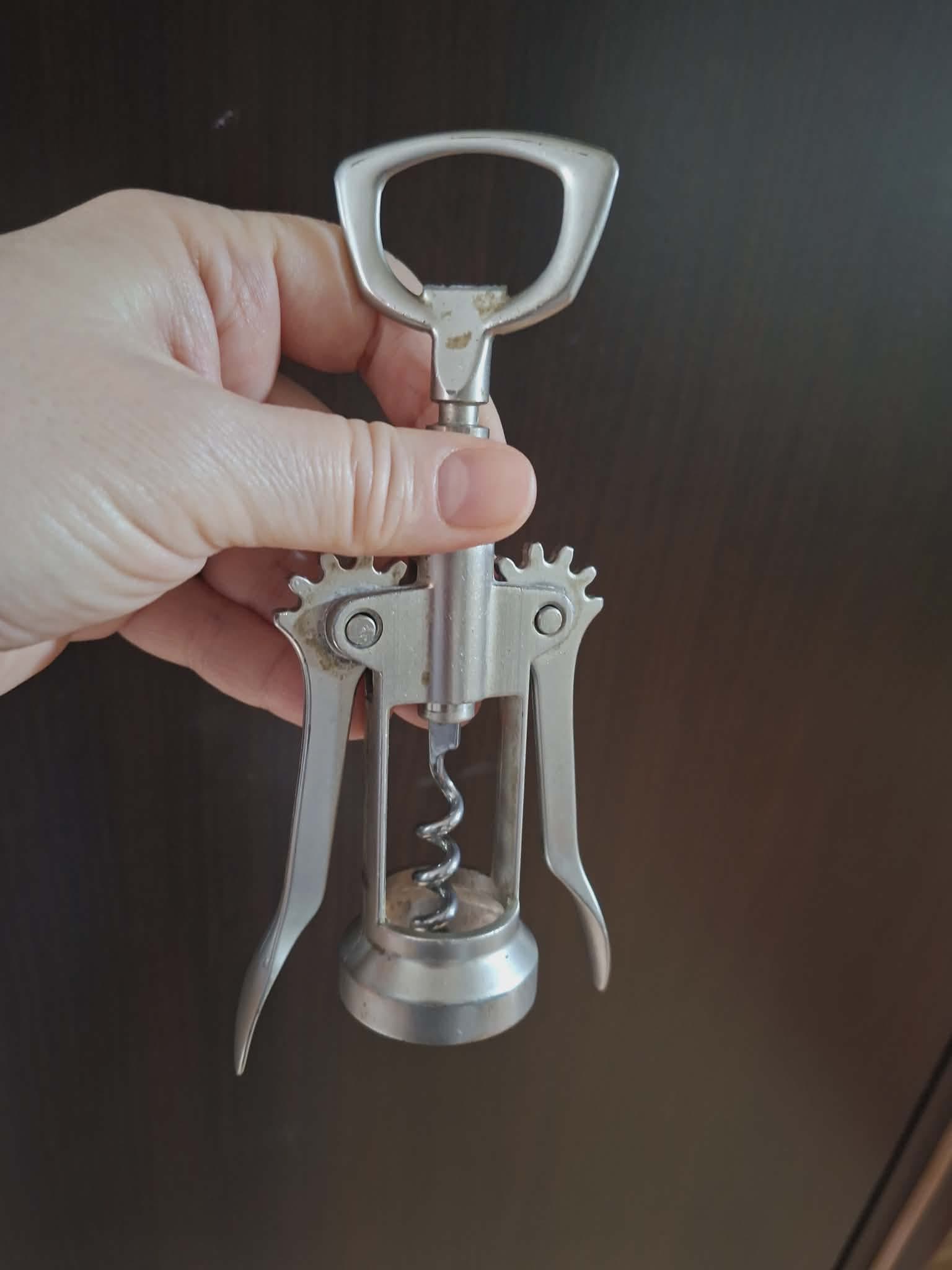 Bucureștean reținut pentru înșelăciuni cu tirbușoane