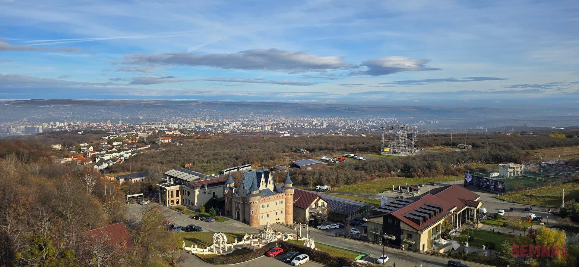 Wonderland Resort Cluj - vedere panoramica asupra domeniului si a orasului Cluj-Napoca