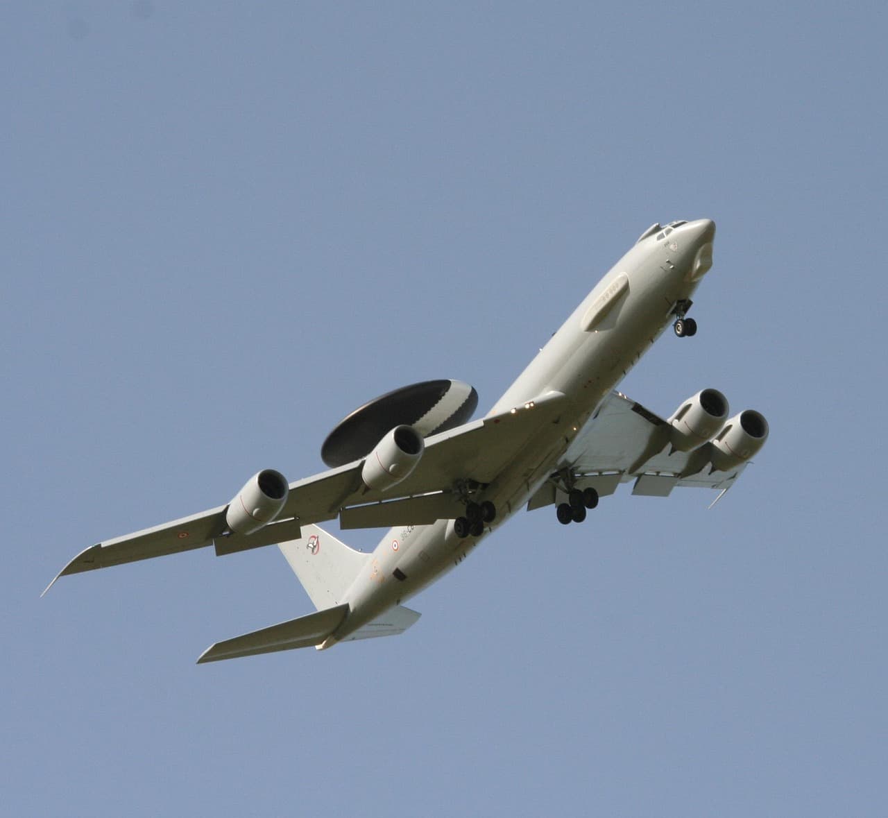 In imagine este un avion care zboară.