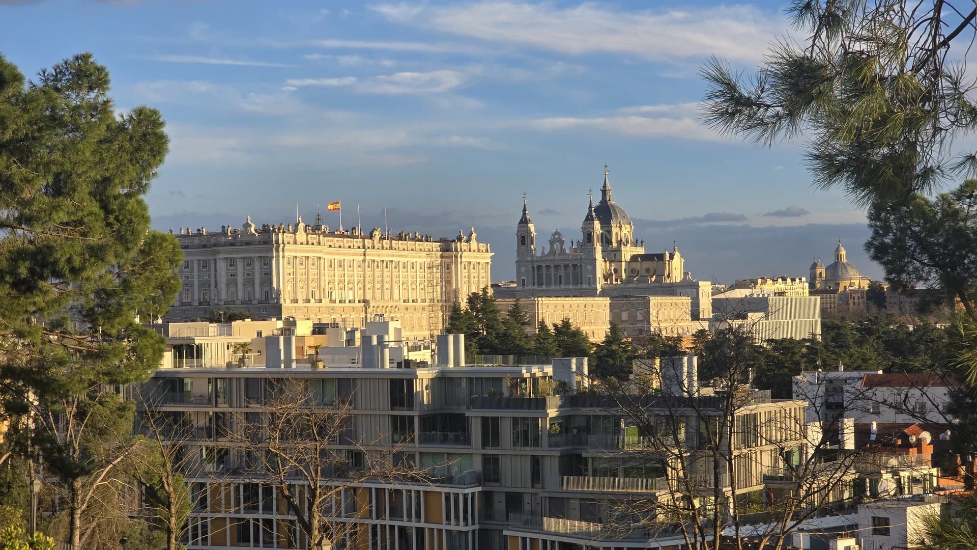 Palatul Regal din Madrid văzut peste acoperișurile unui cartier rezidențial nou, simbol al contrastului dintre orașul vechi și locuințele moderne care depășesc bugetele tinerilor