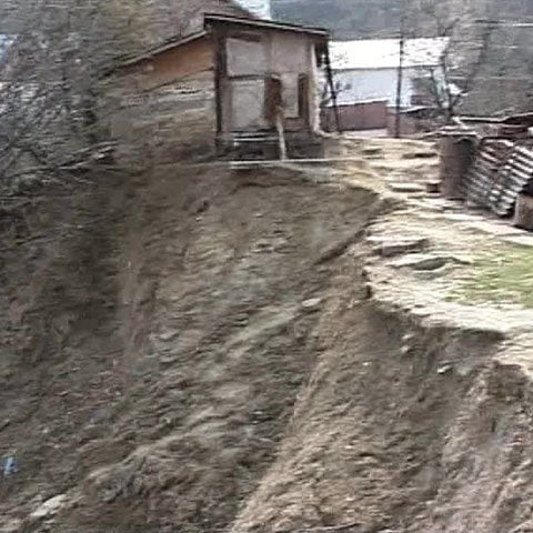 Alunecari de teren in judetul Buzau. Peste o mie de locuitori ar putea ramane izolati
