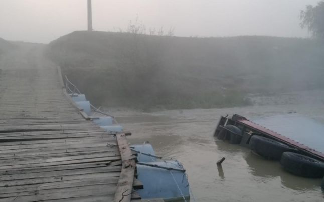 Un ucrainean s-a răsturnat cu TIR-ul în râul Ialomiţa