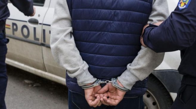 Olt: Reținut de polițiști după ce un minor de 16 ani a bătut cu sălbăticie o tânără de 18 ani
