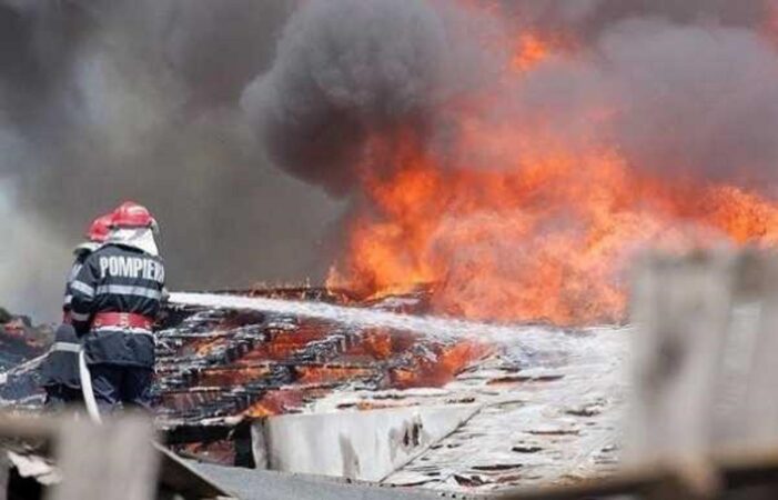 Ialomița: Incendiu puternic la o gospodărie din localitatea Gârbovi